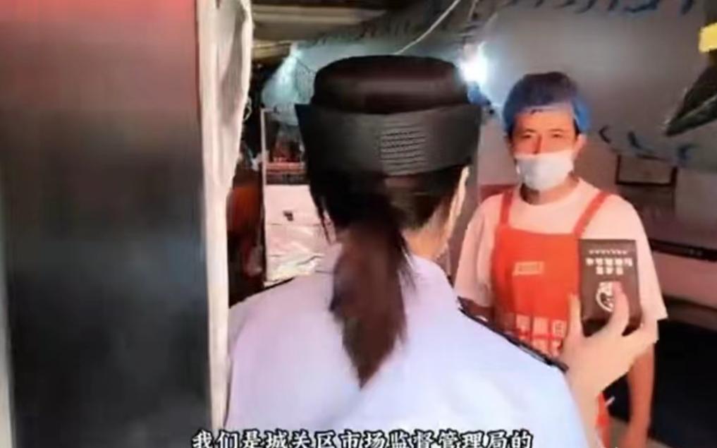 “请将枪口抬高一英寸”河南濮阳，一女子开了家早餐店，5张油饼15元，市监局检查后