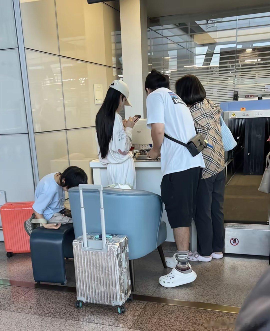 37岁Angelababy和儿子、妈妈、弟弟一起到马尔代夫旅游，一家人在机场被偶