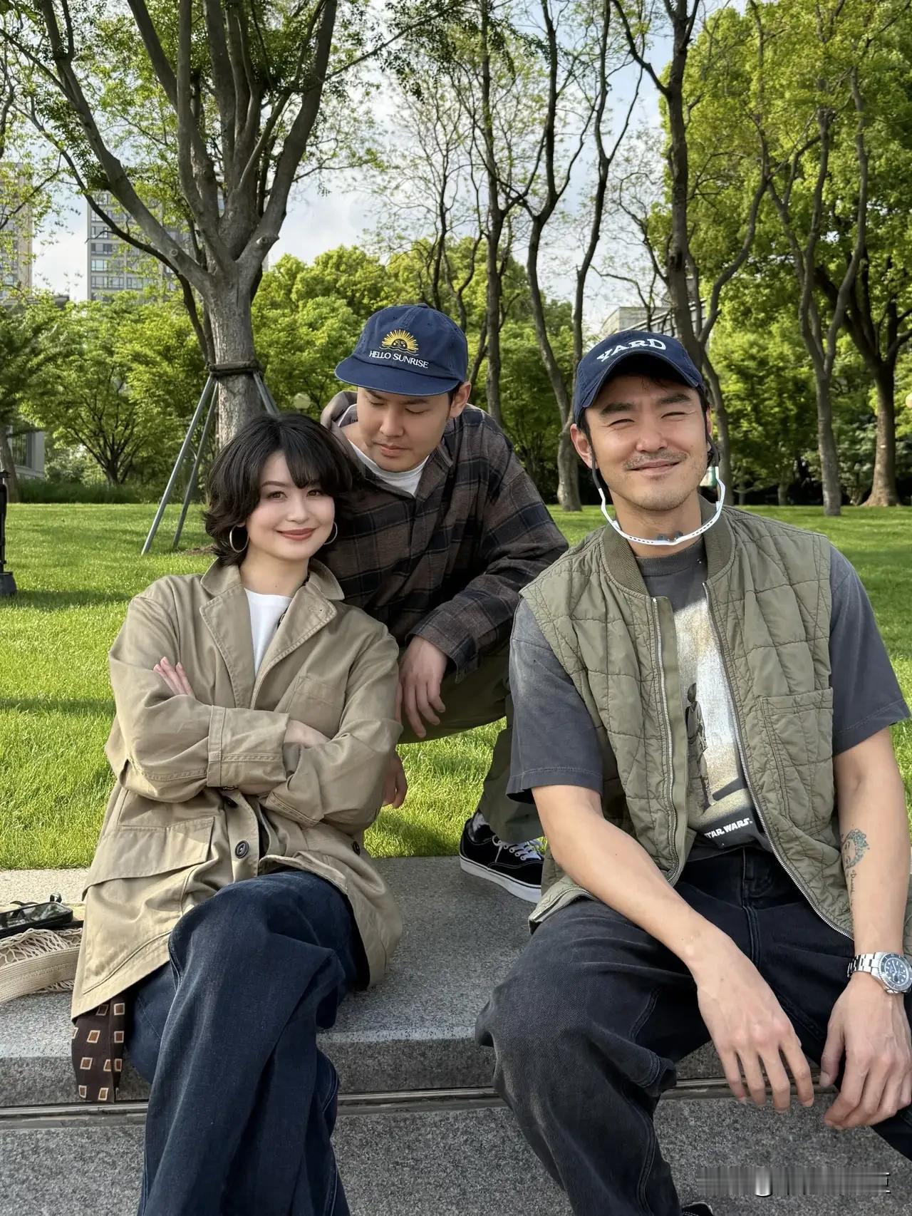 台湾男星阮经天和弟弟弟媳合影，他的弟媳好漂亮呀呀！
阮经天属于始于颜值，终于演技