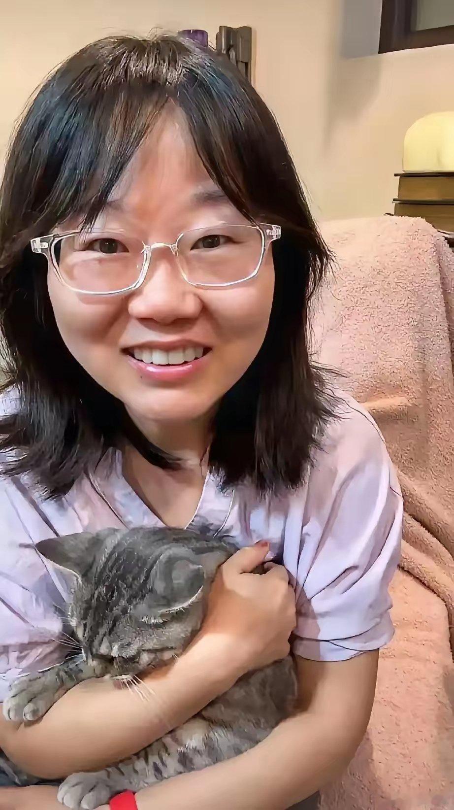 网上流传过一段十分通透的感悟：倘若人把自我封闭起来，不去维系朋友往来、不走动亲戚