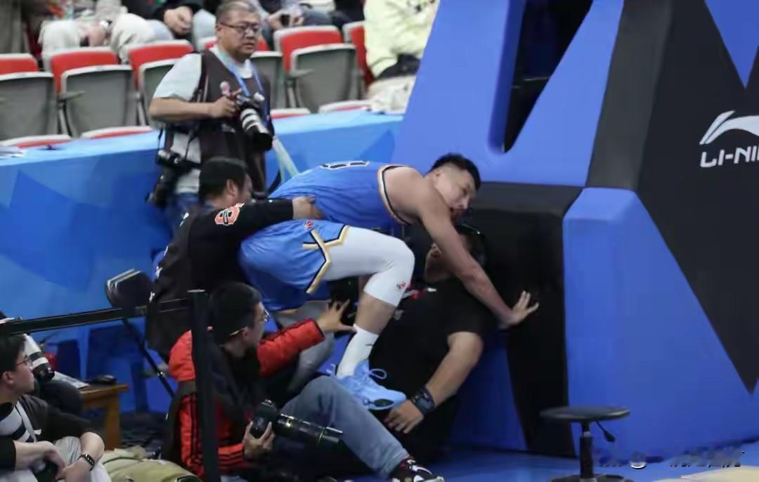 CBA北京对阵广东的比赛发生有趣一幕，北京队球员翟晓川在第四节的一次进攻时冲出场