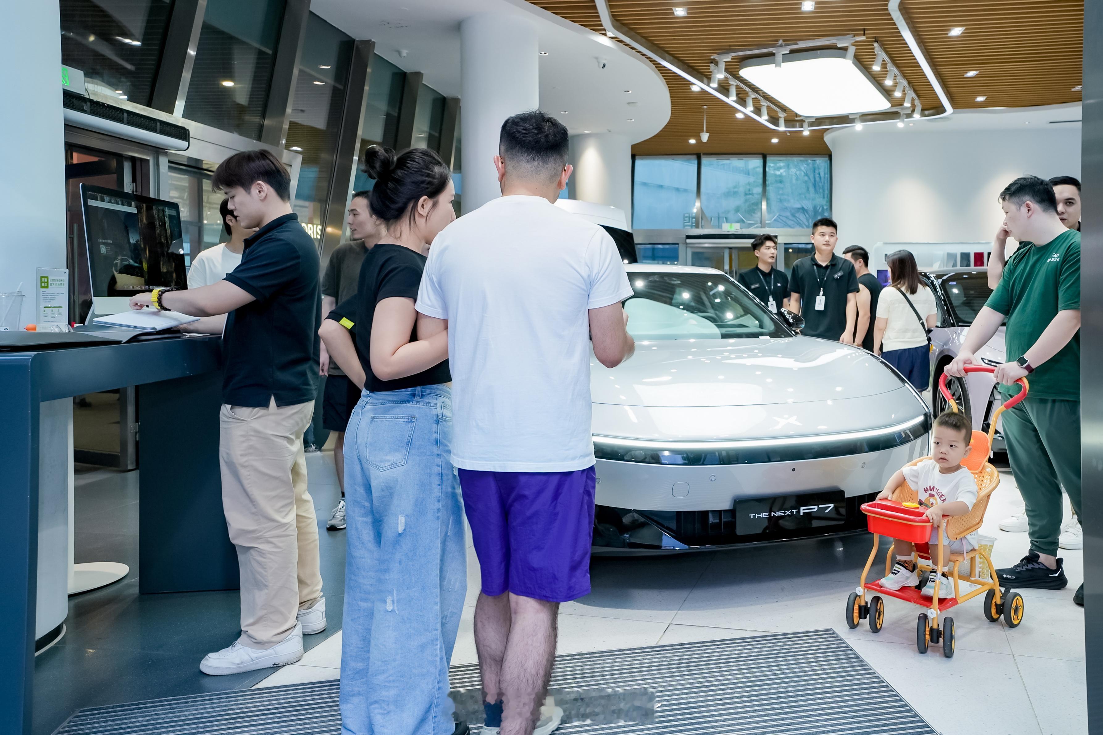 全新小鹏P7开启试驾预约上市首个周末，小鹏汽车门店彻底火出圈了！全国各家门店人从