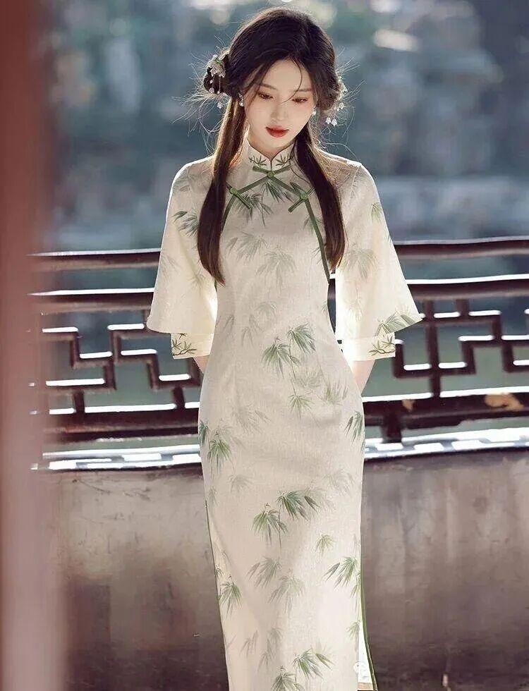 女生穿旗袍可以有多好看?🌿 国风旗袍美人赏析
这位女子身着新中式竹叶旗袍，尽显