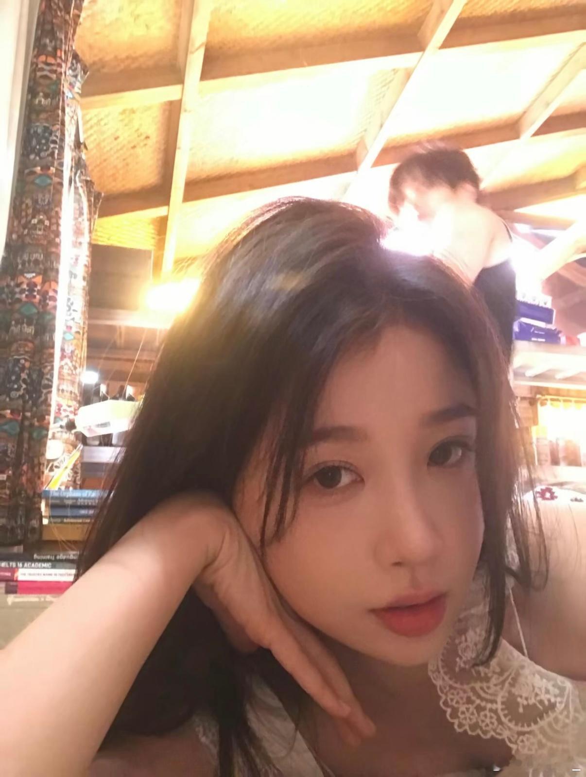 双轨这波是不是卖的有点大了…虞书欣和何与这张谁来懂一下！真的特别的事后感…莫非素