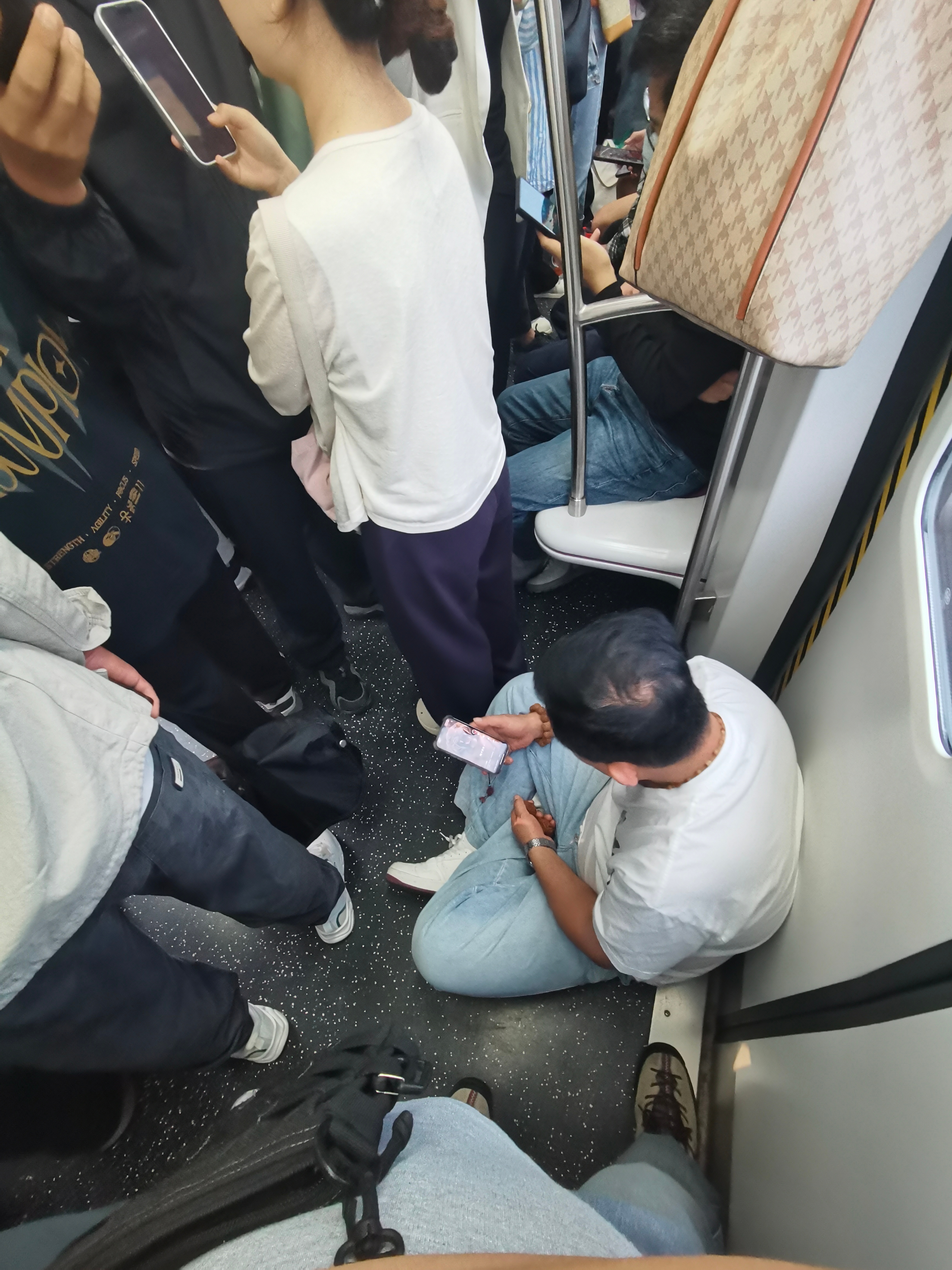 地铁早高峰，原本能站三四个人的空间，被人盘腿一坐，一个人就占用了三四个人的立足空
