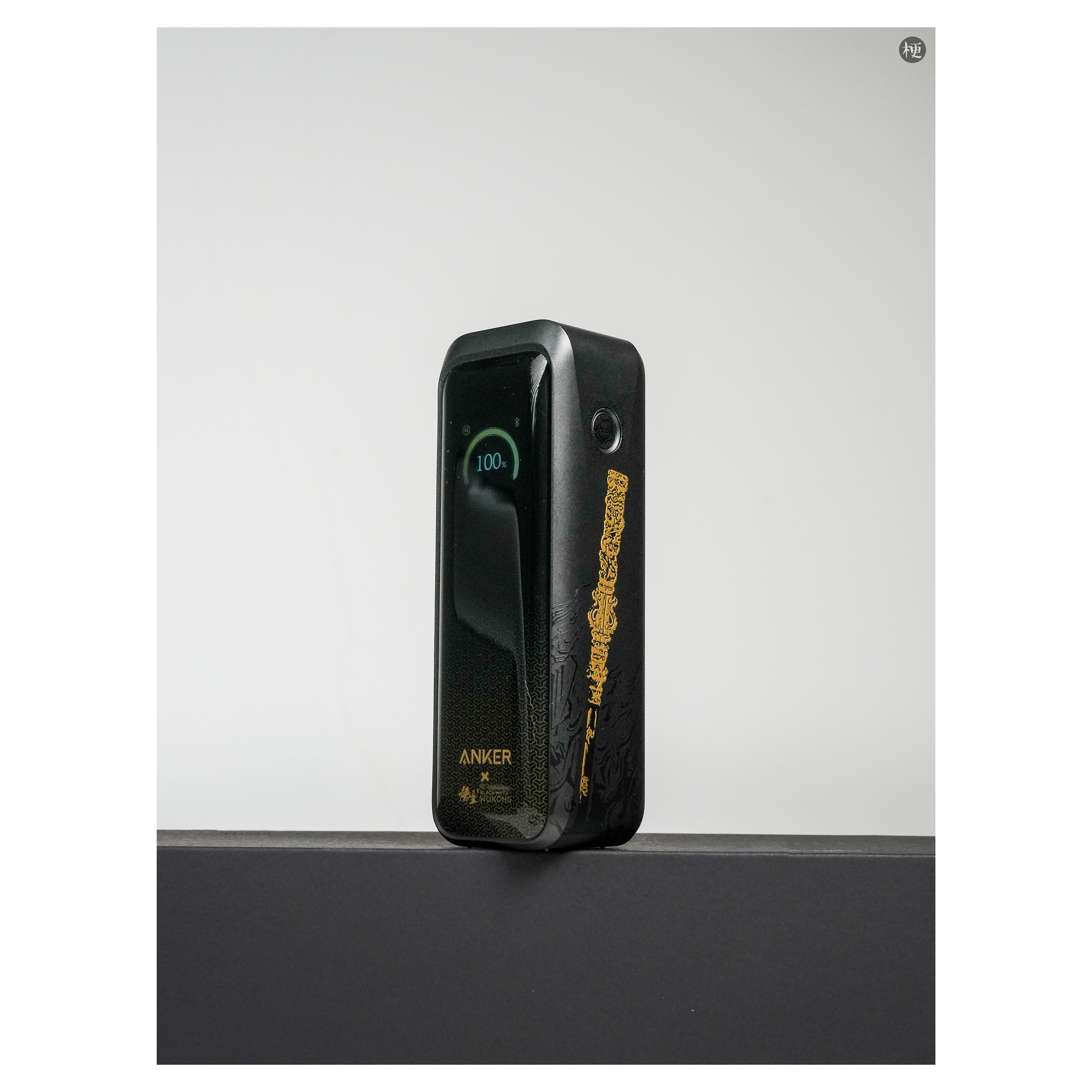 安克x黑神话联名的如意棒充电宝，能为多设备高效充电，充电功率智能分配，配合手机A