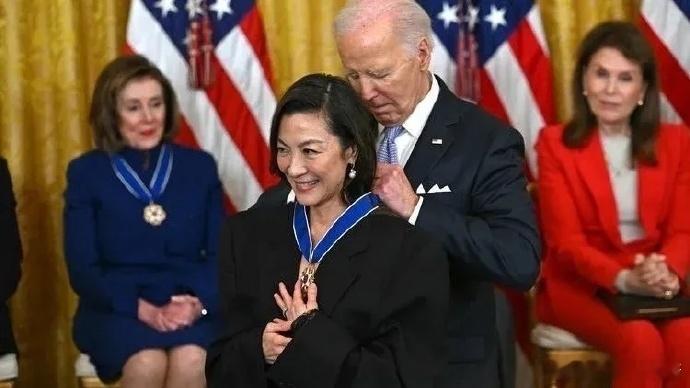 杨紫琼是获得美国总统自由勋章的第一个华裔耶！杨紫琼祖籍福建，国籍马来西亚，香港出