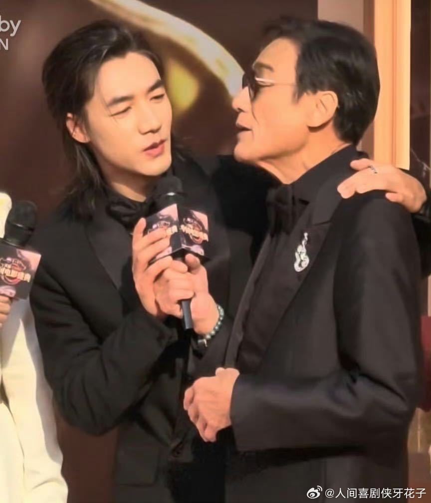 此沙一天打两份工此沙内娱贵公子上新 刚从“花花女子”剧组出来，就变身红毯贵公子。