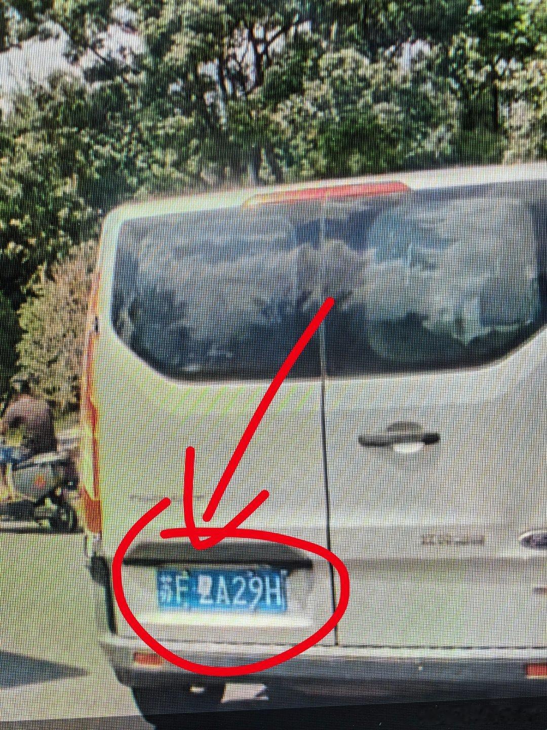 前面的车的车，牌照好像贴了小广告，盖住了一个字这到底算怎么回事呢算他遮挡号牌吗？