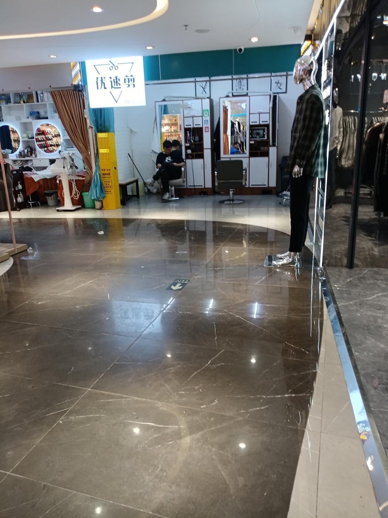 广州海珠区桥南新街万德信百货楼下的理发店，现在各行各业都内卷，剪个头发只要十块钱