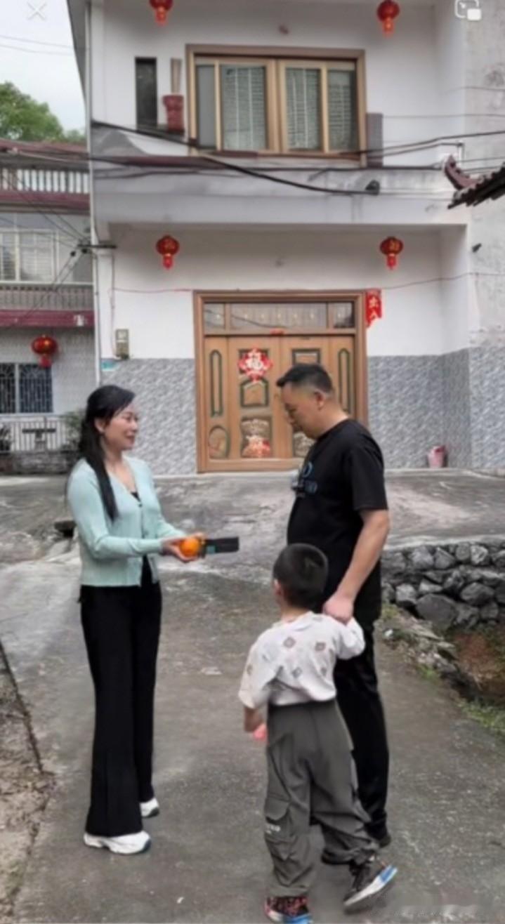 这场景有点意思哈。在相亲习俗里，不同地方的见面礼都有独特含义。就像永州旧时相亲，