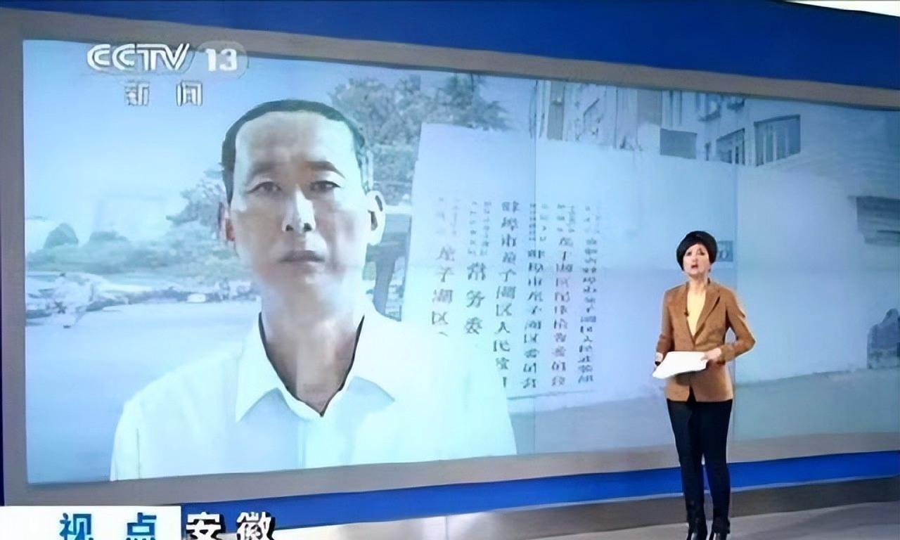 于英生案当年定案，靠的是口供，不是现场。床头柜上那两枚指纹，1996年就取了，卷