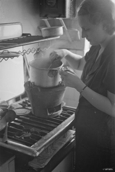 正在做饭的女子，上海，1936年 ​​​
