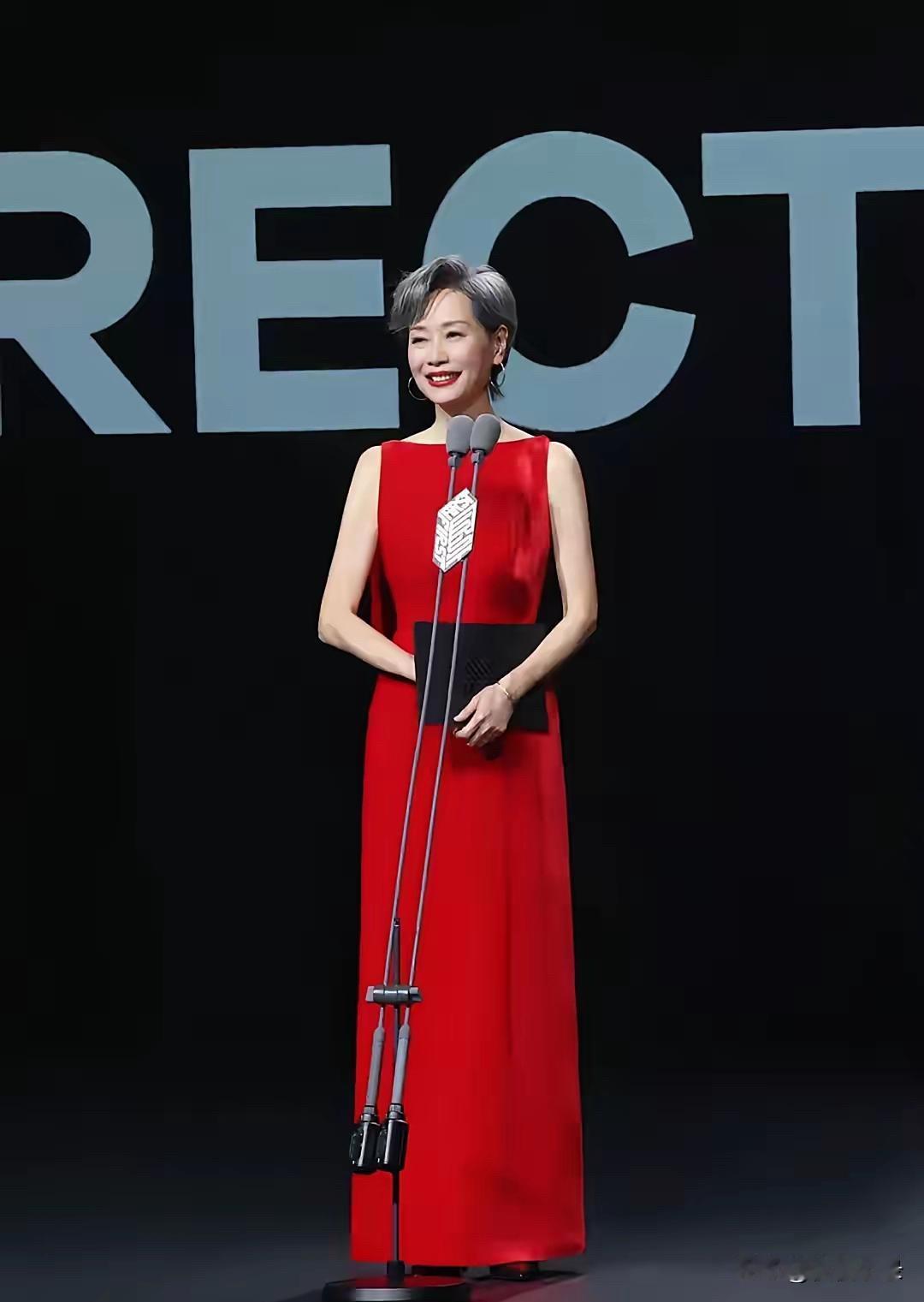 2025年FIRST青年电影展红毯上，62岁的叶童一袭露背红裙翩然登场，瞬间成为