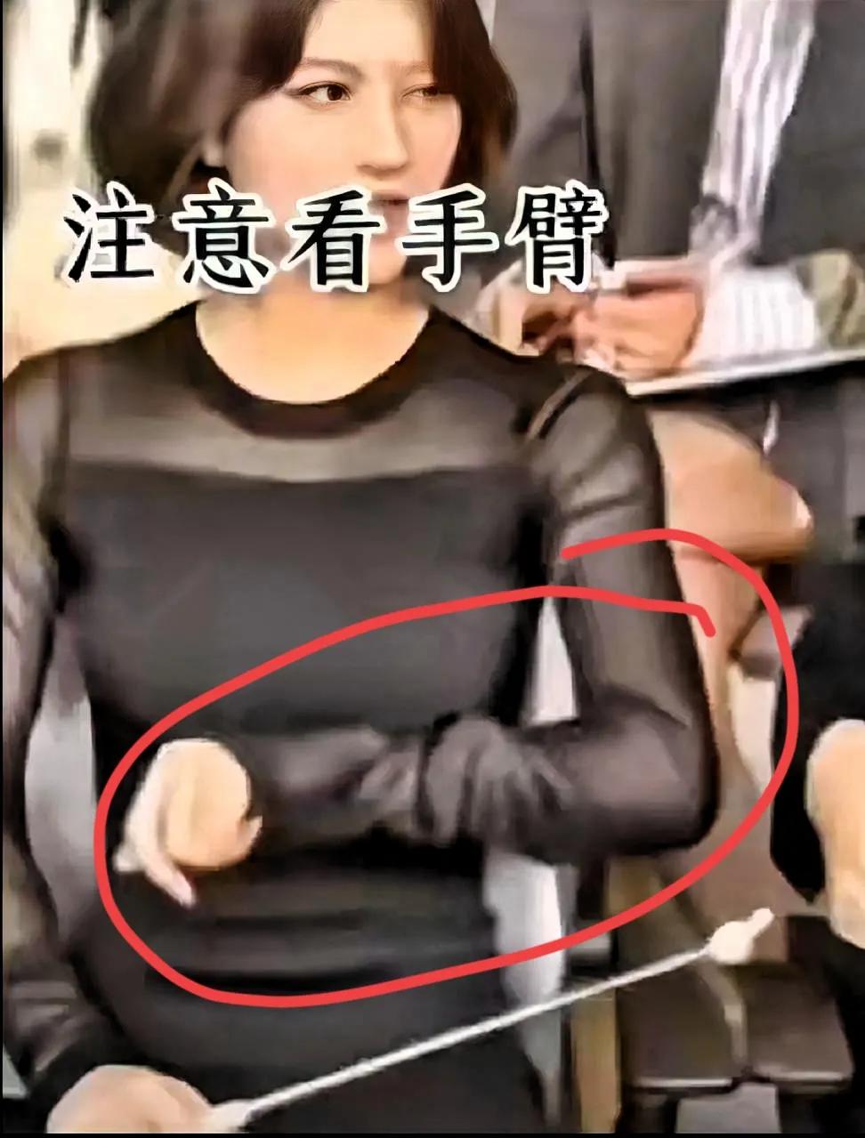 赵露思去年宣传《珠帘玉幕》时，突然盯着胳膊甩脸。

当时全网骂她作，说她莫名其妙