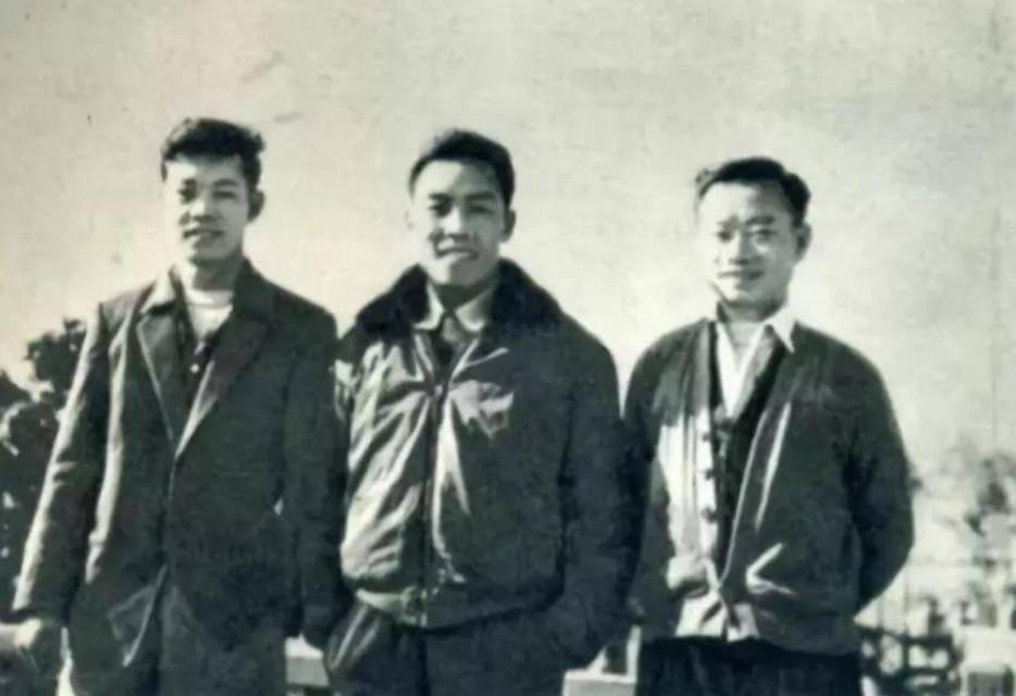 1956年1月，台北松山机场，蒋纬国专机突然起飞，塔台马上察觉出事了，对飞行员一