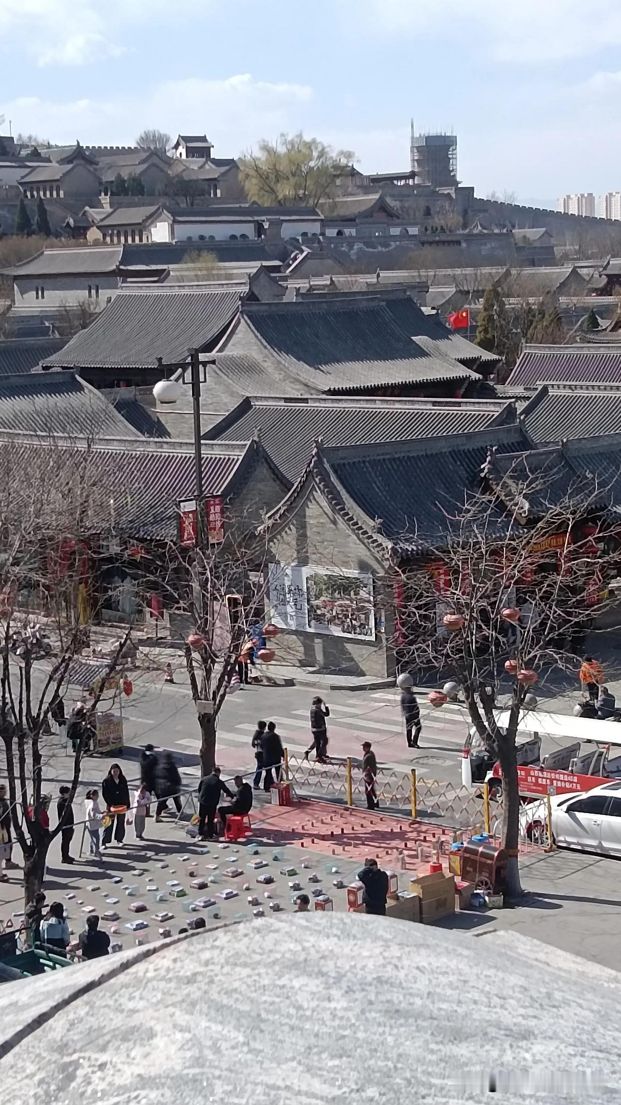 周末出去转了转，来到山西忻州古城，这里的建筑看上去古色古香的，到处都是特色小吃，