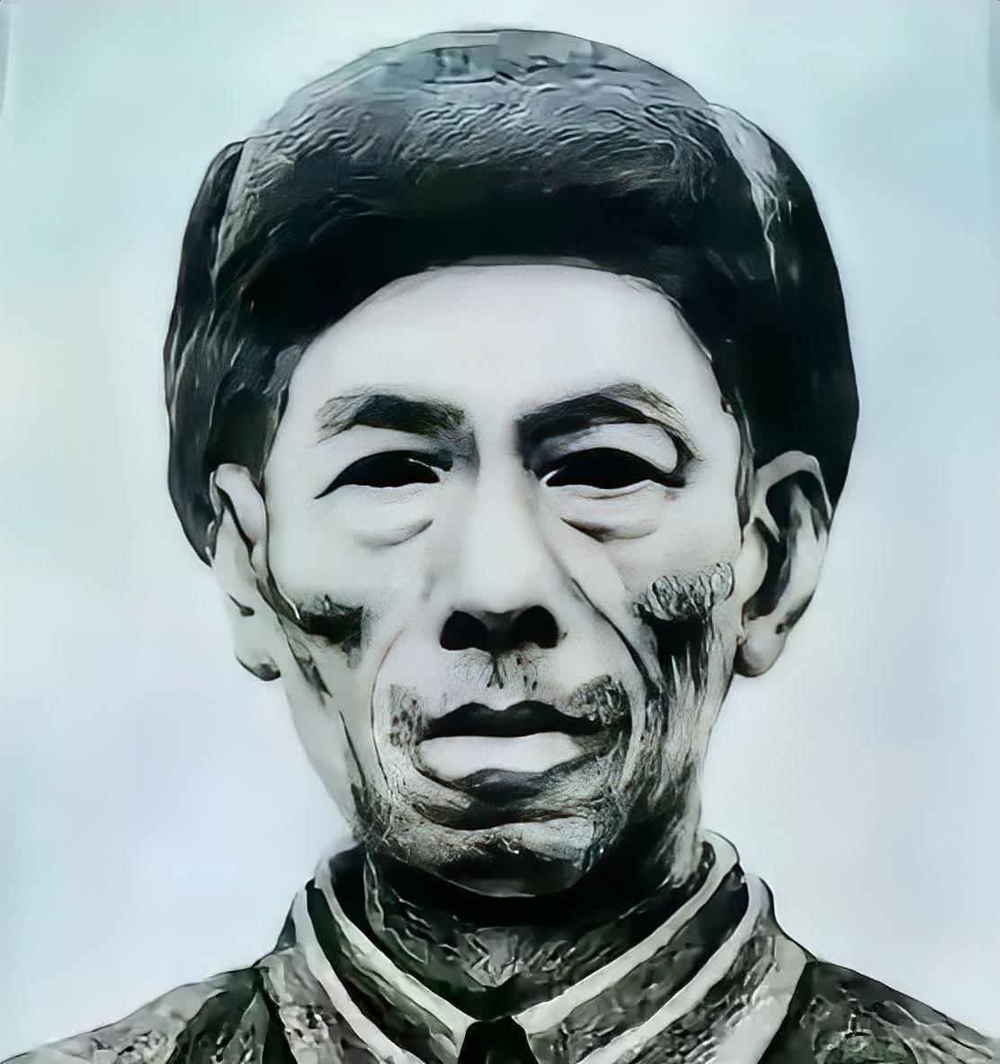 1952年晚，几名美军举起刺刀对着志愿军的遗体刺捅，没多久便大摇大摆地离开，却不