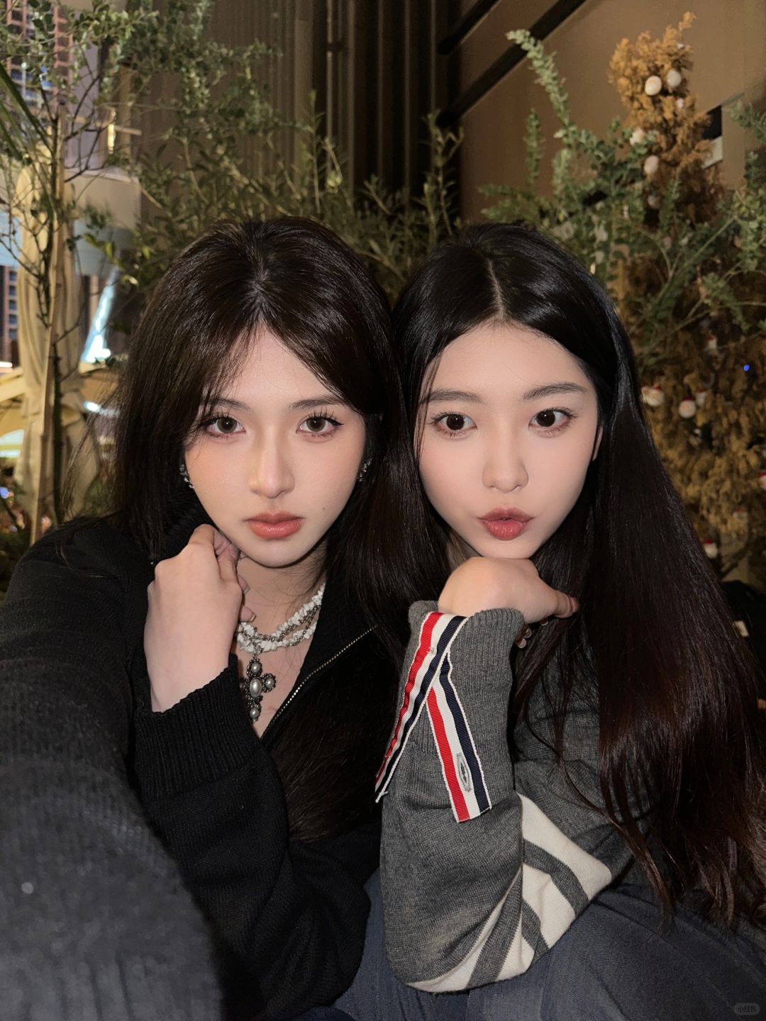 👩🏻‍🤝‍👩🏼