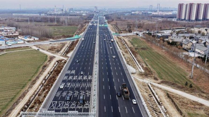 我国首个“6车道改12车道”高速公路改扩建项目通车
 12月28日，我国首个“6