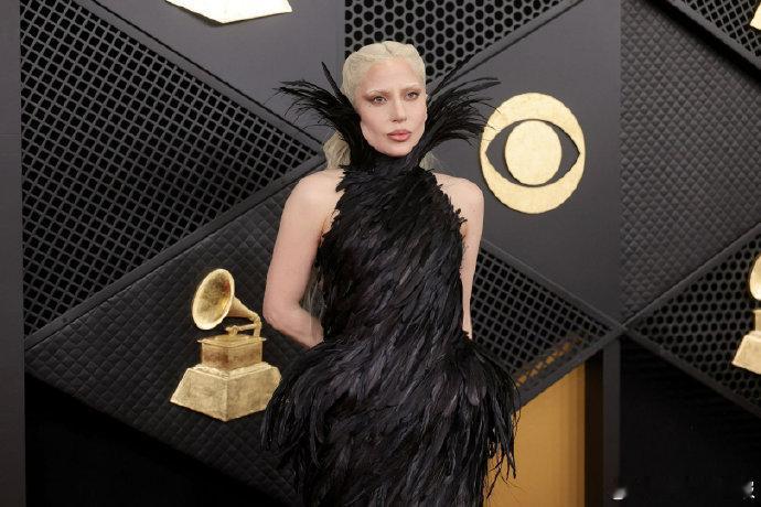 LadyGaGa格莱美红毯LadyGaGa格莱美造型极简妆容搭配夸张裙装，平衡出