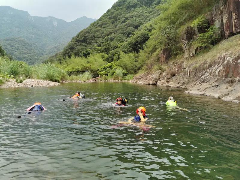 上周跟朋友去浙西大峡谷溯溪，亲眼看到有人踩在长满青苔的石头上滑出去两米多，胳膊蹭