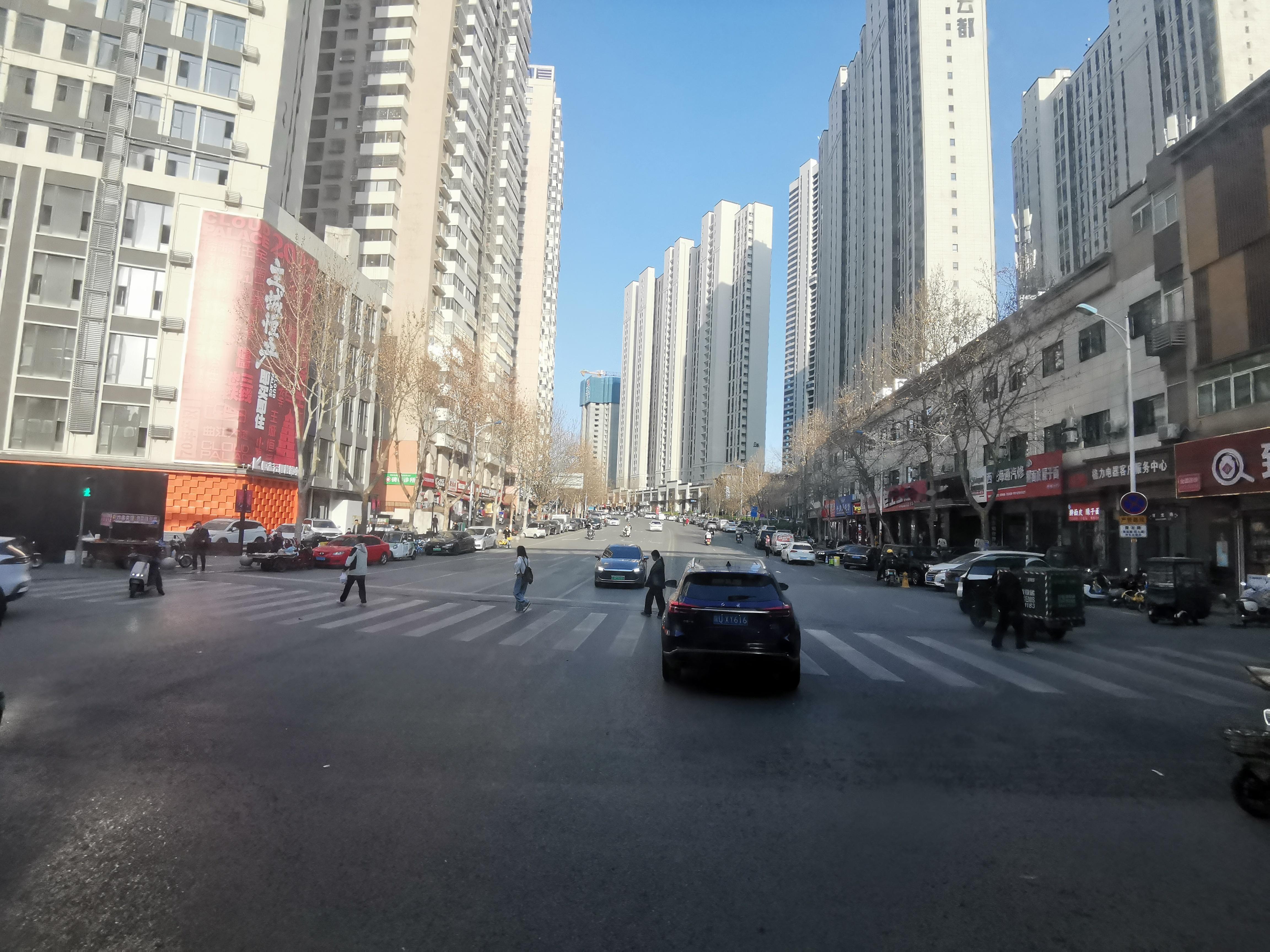 有一阵儿，我每天都会路过乐游原，李商隐登上去的那个乐游原。坐公交比坐地铁的好处，