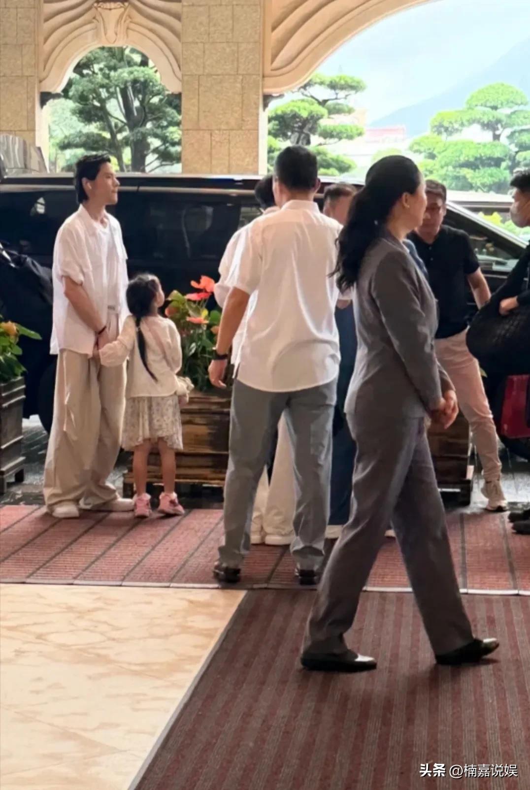 向佐带着女儿，现身珠海长隆动物园，他女儿这么大了，个子都快来到他胸部高了。
向佐