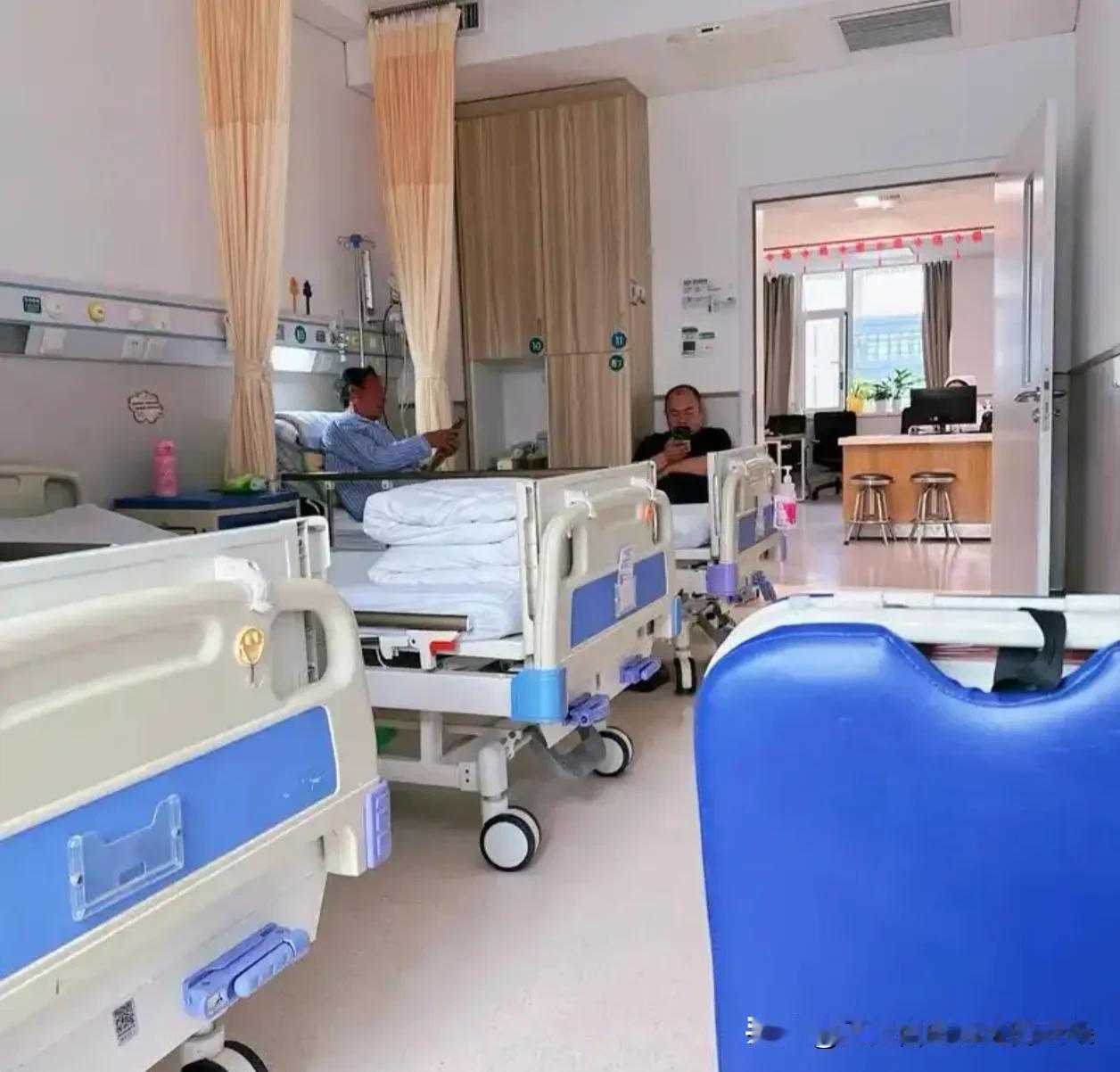 住院6点被叫醒叠被子，病人炸锅了！医生一句话怼回，网友却吵翻了

“我是在住院，