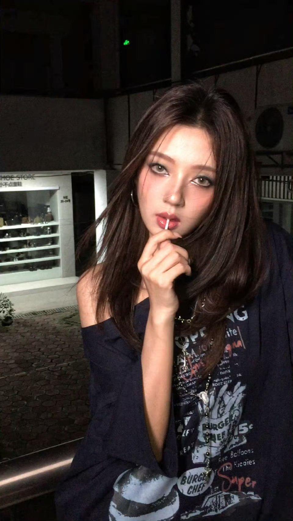 何瑞贤野狗骨头姐感何瑞贤这野狗骨头姐爽！拽拽的气场完全藏不住，又野又飒越看越上头