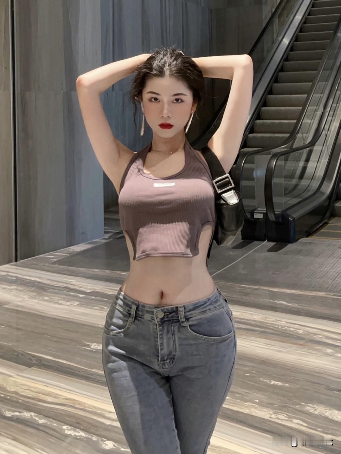 不知道，反正身材很曼妙。