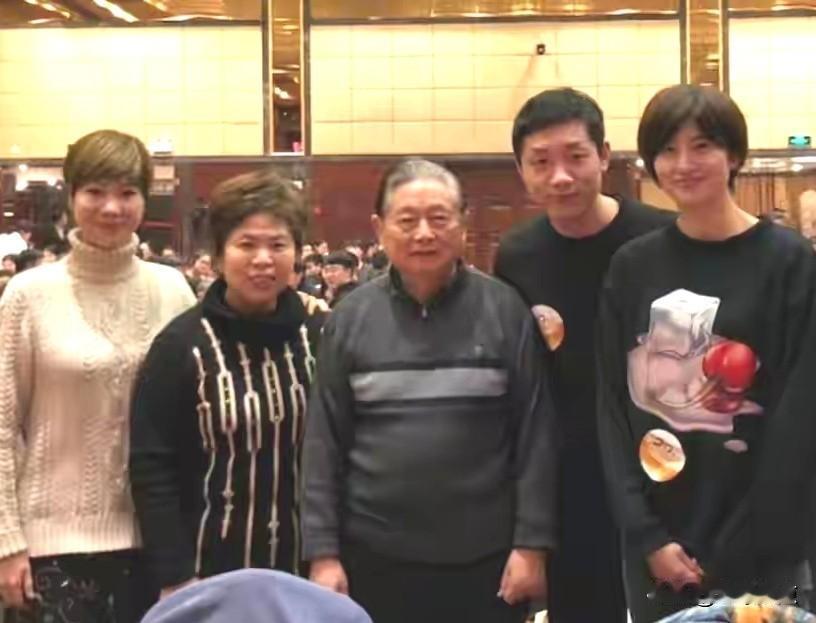 不同时代国乒的著名运动员，左一是曹燕华，右二是许昕。还有几位一时还没有认出呢。坐