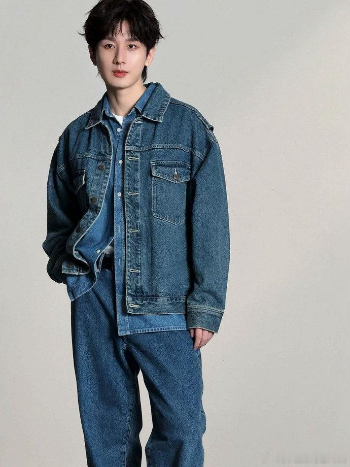 成毅新周开启心向山海 成毅清爽牛仔look 成毅新周开启心向山海，谁来懂一下这个