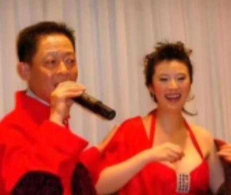 2008年，女富婆陈坚红迷上了王志文，她抛出一个无法拒绝的条件，“我五亿身家，年