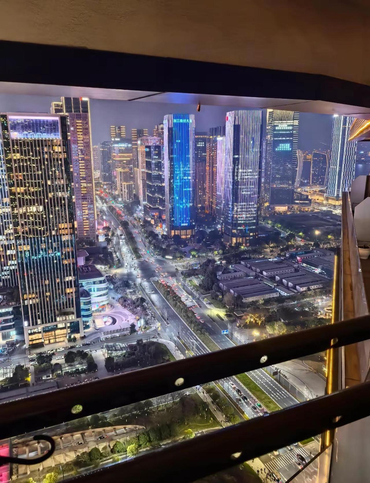 大家都很累啊 在这个大环境差的情况下 只有赚到钱才是生活的解药