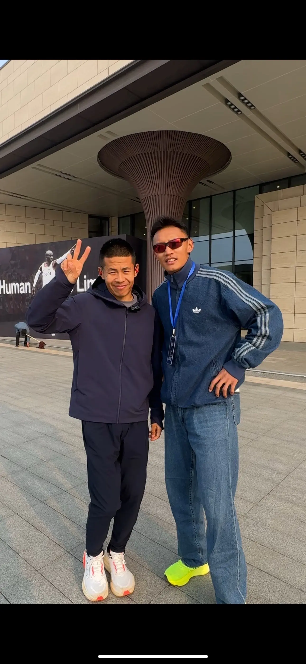来跑步🏃‍♂️来追星🍀来快乐🎊 最后一张是八年前和基普乔格拍的合...