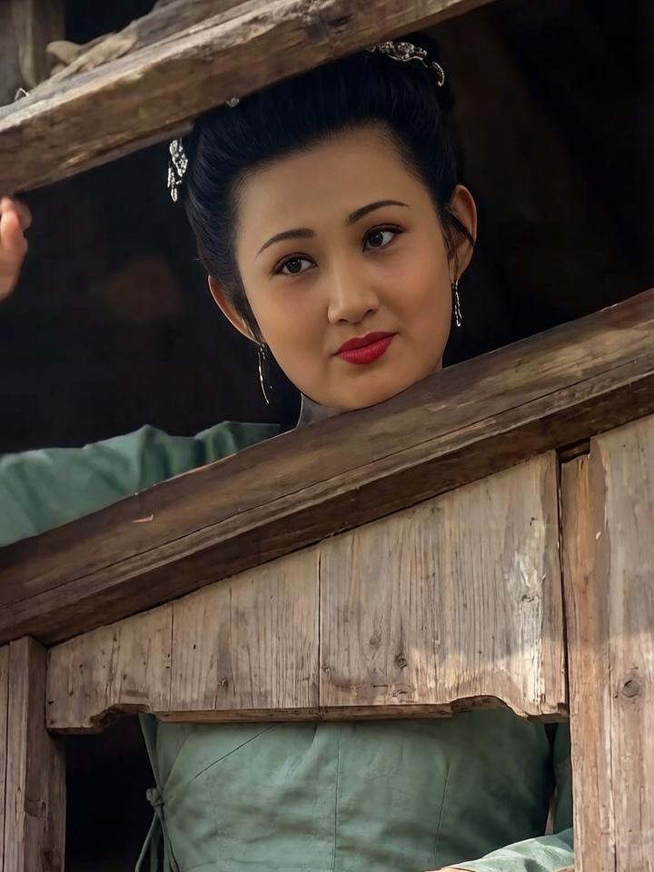说起杨贵妃，老一辈观众心里公认最经典的就是林芳兵。自带华贵温柔的气质，一双眼睛满