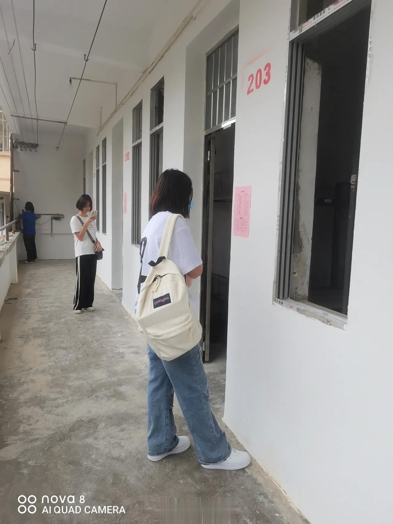 #4万学费宿舍到处是垃圾没法住#广西某地中专开学，家长发的照片。家长抱怨，没想到