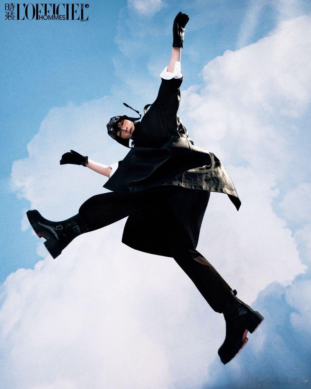 张艺兴你踩到我了 张艺兴这组杂志大片也太有画面感了吧！腾空的动作配上蓝天白云的背