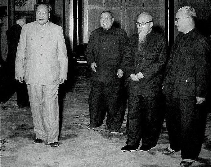 历史上的今日  1956年12月 7日 晚上，在中南海颐年堂邀集全国工商联和民主