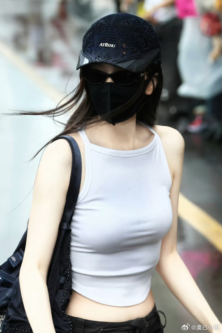 虞书欣淋雨饭撒♣️🤍♣♤♥♦♧♠♡♣♤甜酷风虞书欣[超话] ​​​