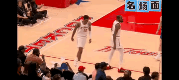 格林这是什么操作，心有点脏哦！
摔倒后起身，顺手就抓了火箭队史密斯的脚，害得他一