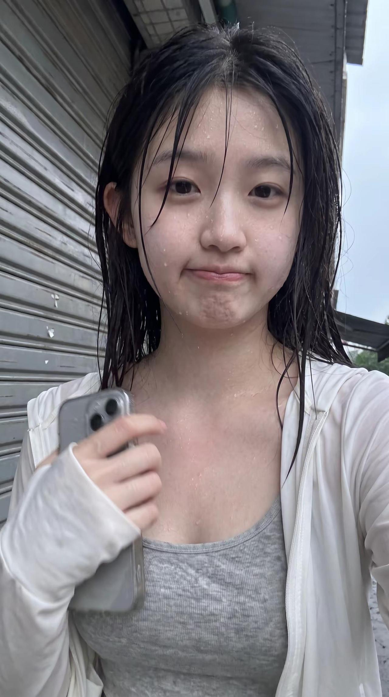前几天的一张照片，只能说感谢老天送来的雨 与其躲雨不如尽情享受淋雨 生活碎片记录