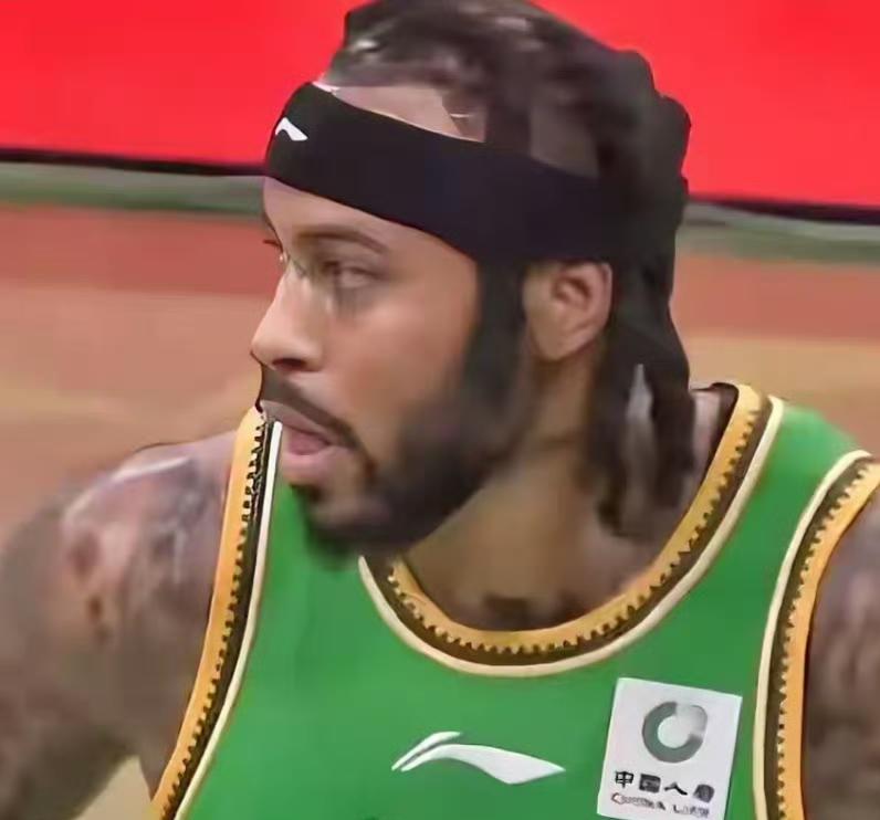 莫兰德刚刚发短文，对自己在今晚对新疆的比赛中，扣篮后亲吻篮筐的行为，表示道歉。