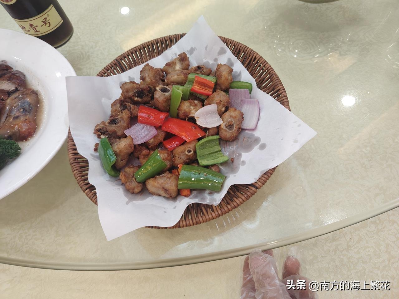 如果不缺钱，坚决不上班，多出去走走，就当是看看外面的世界，好好休息。
上班是为了