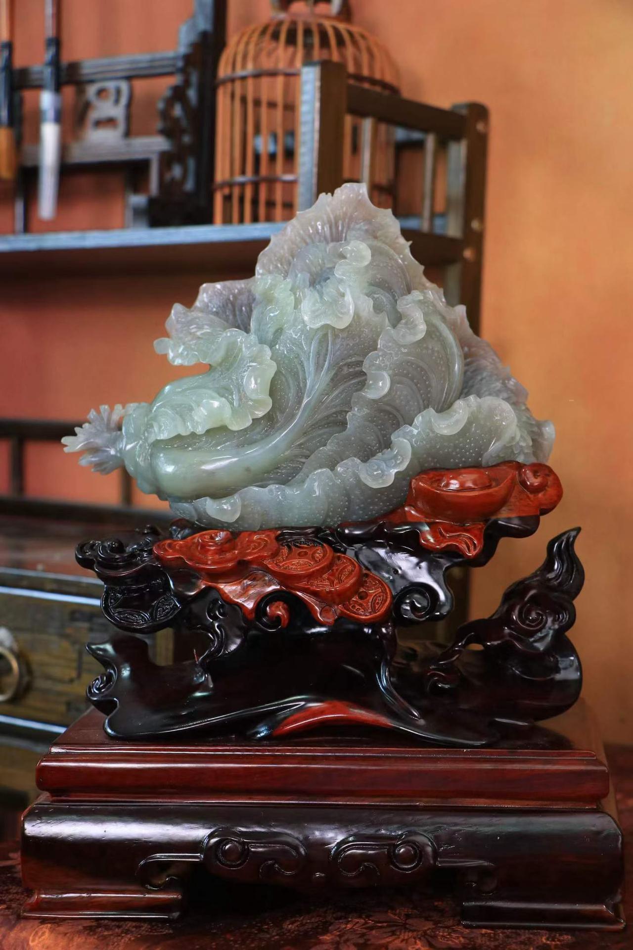 （百财·摆件）🍃

和田玉烟紫，细腻油润，精工雕琢，白菜的叶脉纹理细密，饱和紧