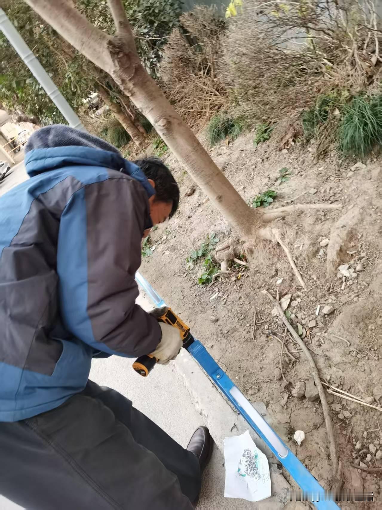 脖子本来是直的，非得搞弯了，是个人就感觉不舒服