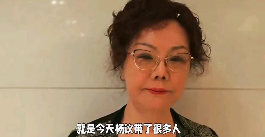 杨议这回是真急眼了。带了很多人到梦真的别墅搬走了很多值钱的东西。
梦真就这样还没