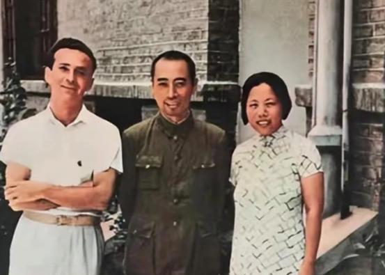 1937年，斯诺护送邓颖超去天津，邓颖超扮成女佣，走在斯诺后面。到日军岗哨时，斯