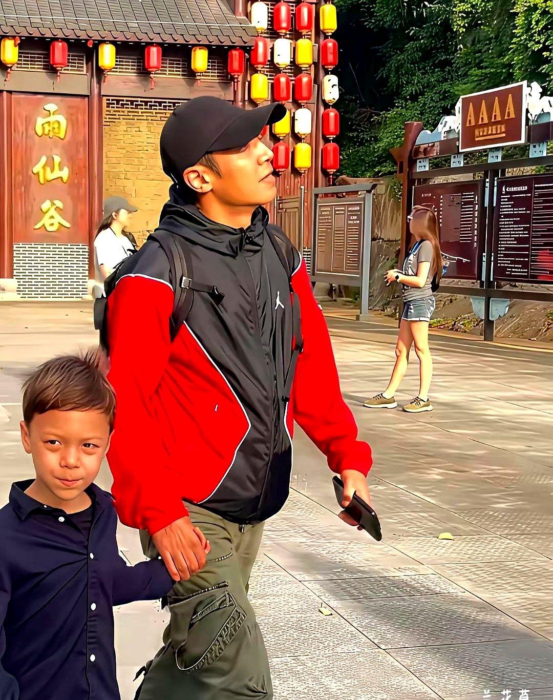 撒贝宁儿子的头发，彻底赢了。

刚拿完国家级奖章，撒贝宁就带着一家老小回了武汉。